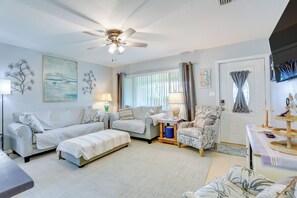 Living Room | Queen Sleeper Sofa | Smart TV | Free WiFi