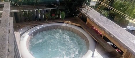 Outdoor spa tub