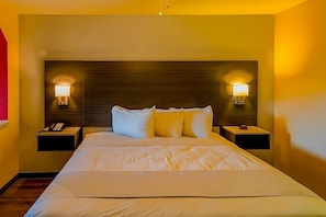 Unit with 1 King size bed. Exact unit will be assigned upon arrival. Views, colors and decor may vary.
