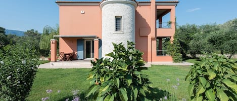 Contemporary Corfu Retreat | 3 Bedrooms | Villa Girasole | Artful Decor | Lush Garden | Tranquil Setting