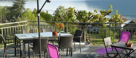 Terrasse avec vue sur le lac du Bourget