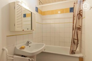 Chambre avec deux lits simples superposés