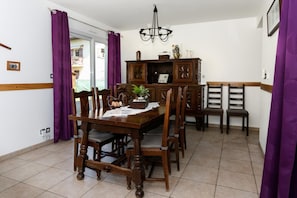 Salle à manger vue sur l'intérieur.