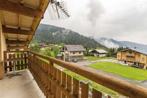 Balcon donnant sur le massif des Aravis