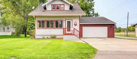 Grand Blanc Vacation Rental | 2BR | 2BA | Stairs Required | 1,129 Sq Ft