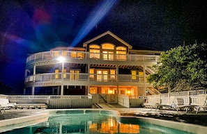 Luxury at Night – Your Dream Stay Awaits