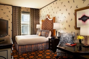 Unit with 1 Queen size bed. Exact unit will be assigned upon arrival. Views, colors and decor may vary.