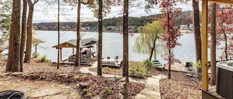 Welcome to Lakeside Hideaway!  Lake front living at it's best.