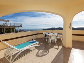 Nuage, Ciel, Meubles, Propriété, Table, Bâtiment, Bleu Azur, Chaise, Ombre, Bois