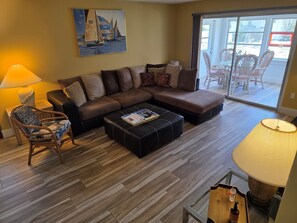 Living Room w/Sunroom Access