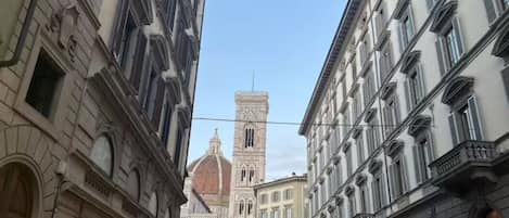 CHARM FLORENCE APARTMENT
View from the street
Vista dalla strada