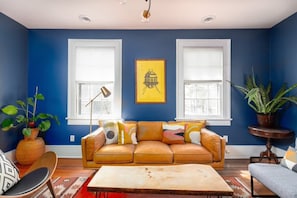 Spacious living room for your group!
