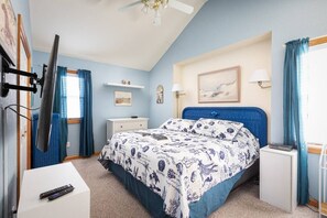 Top Level Master King w/ Ensuite Full Bath