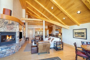 2.1-centrum-penthouse-mountain-village-living-room2