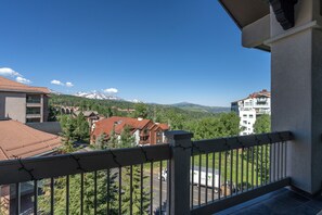 2.3-centrum-penthouse-mountain-village-living-deck2