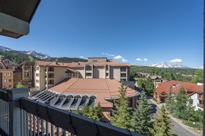 2.4-centrum-penthouse-mountain-village-living-deck3