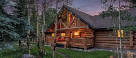 Welcome to Luminary Log Chalet