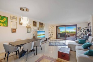Bright space that has a table for 6 people, a living room with a sofa bed and TV. (1)