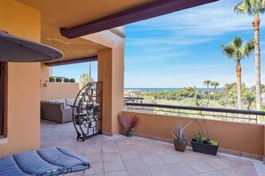 Charming balcony equipped with outdoor table and chairs (1)