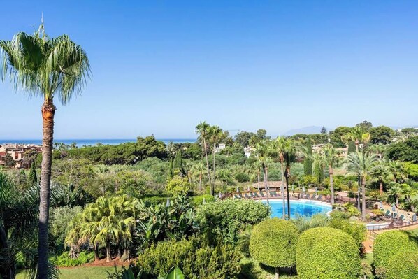 Beautiful location, in this urbanization you can enjoy the incredible pool (1)