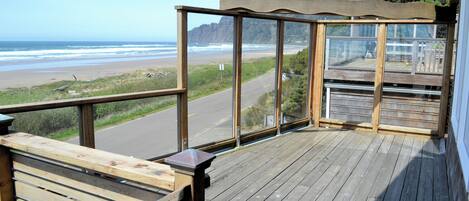 Spectacular views of the ocean and Neahkahnie mountain on the upper deck.