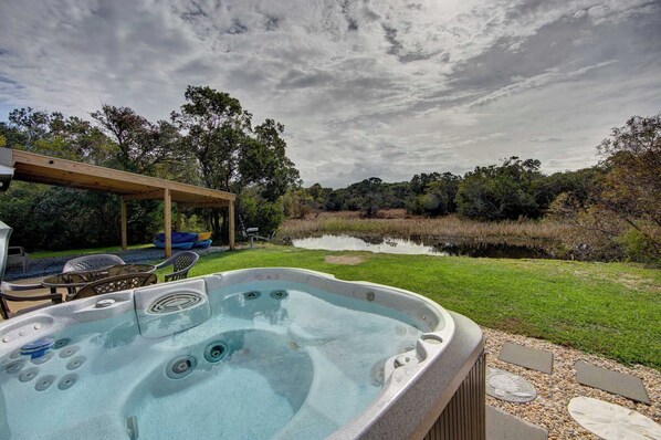 Outdoor spa tub