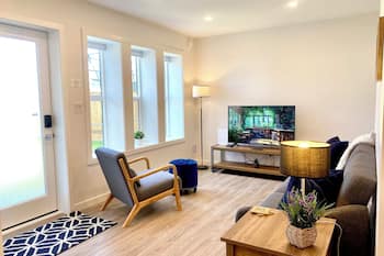 Seaside Suite + Private Yard : Walk to Royal Bay Beach