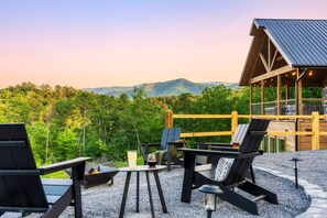 Enjoy the firepit with gorgeous views!