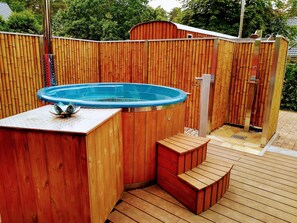Outdoor spa tub