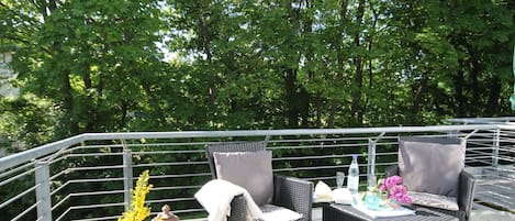 Balkon mit Gartenmöbeln