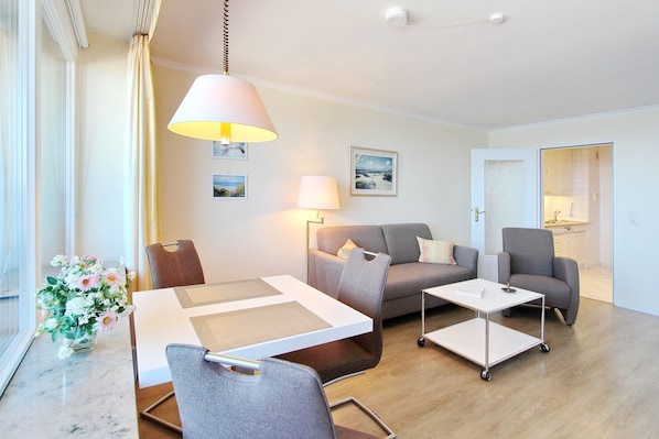 Haus Metropol, App. 158, Wohn-Schlafzimmer