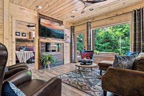 Cub Creek Retreat's cozy living area