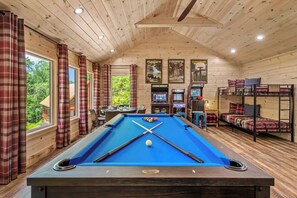 Cub Creek Retreat's pool table