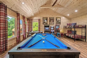 Cub Creek Retreat's pool table