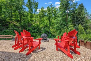 Cub Creek Retreat's crackling firepit