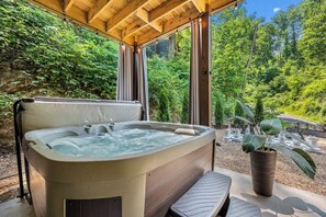 Cub Creek Retreat's bubbling hot tub