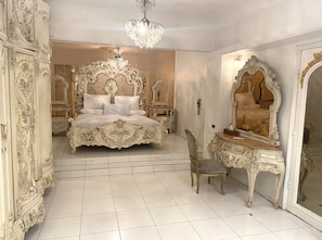 Bedroom 1 (100% Egyptian cotton sheets)