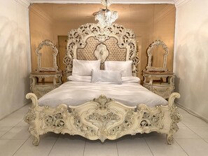 Bedroom 1 (100% Egyptian cotton sheets)