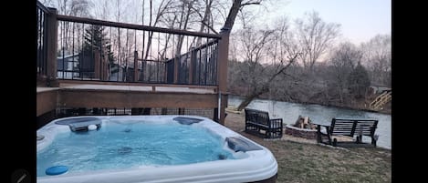 HOT TUB, FIRE PIT OVERLOOKING THE RIVER.