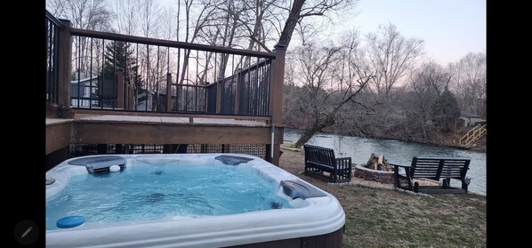 HOT TUB, FIRE PIT OVERLOOKING THE RIVER.