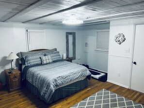 QUEEN bed, smart TV, 2 closets, 2 dressers and personal treadmill, w/dumbells