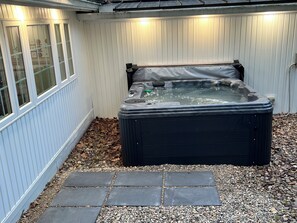 4 person hot tub