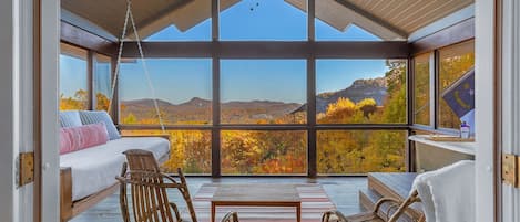 The "Perch!" - Swinging Bed, Outdoor Tub, and VIEWS! 