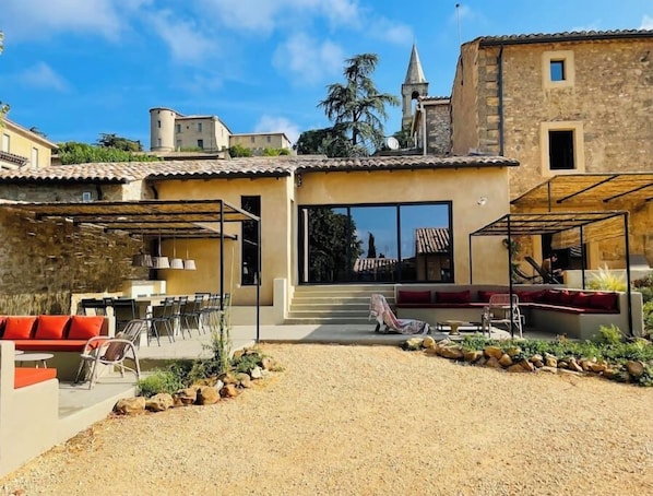 Vue salon sur cour intérieur Bastide Aragon