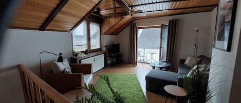 Großes Wohnzimmer
Empore mit Balkon