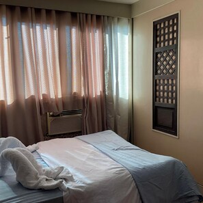 Pull out bed in bedroom
 2 beds.