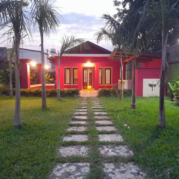 Vista frontal de la propiedad por la tarde o noche