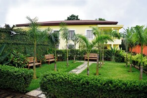 Vista frontal de la propiedad