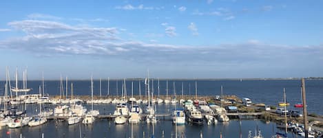 La vue du balcon sur l’Etang de Thau et le port de plaisance de Marseillan