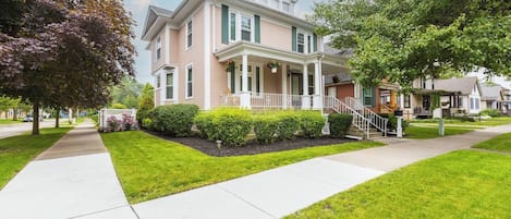 Bay Breeze Manor located on Historical Block in charming Bay City